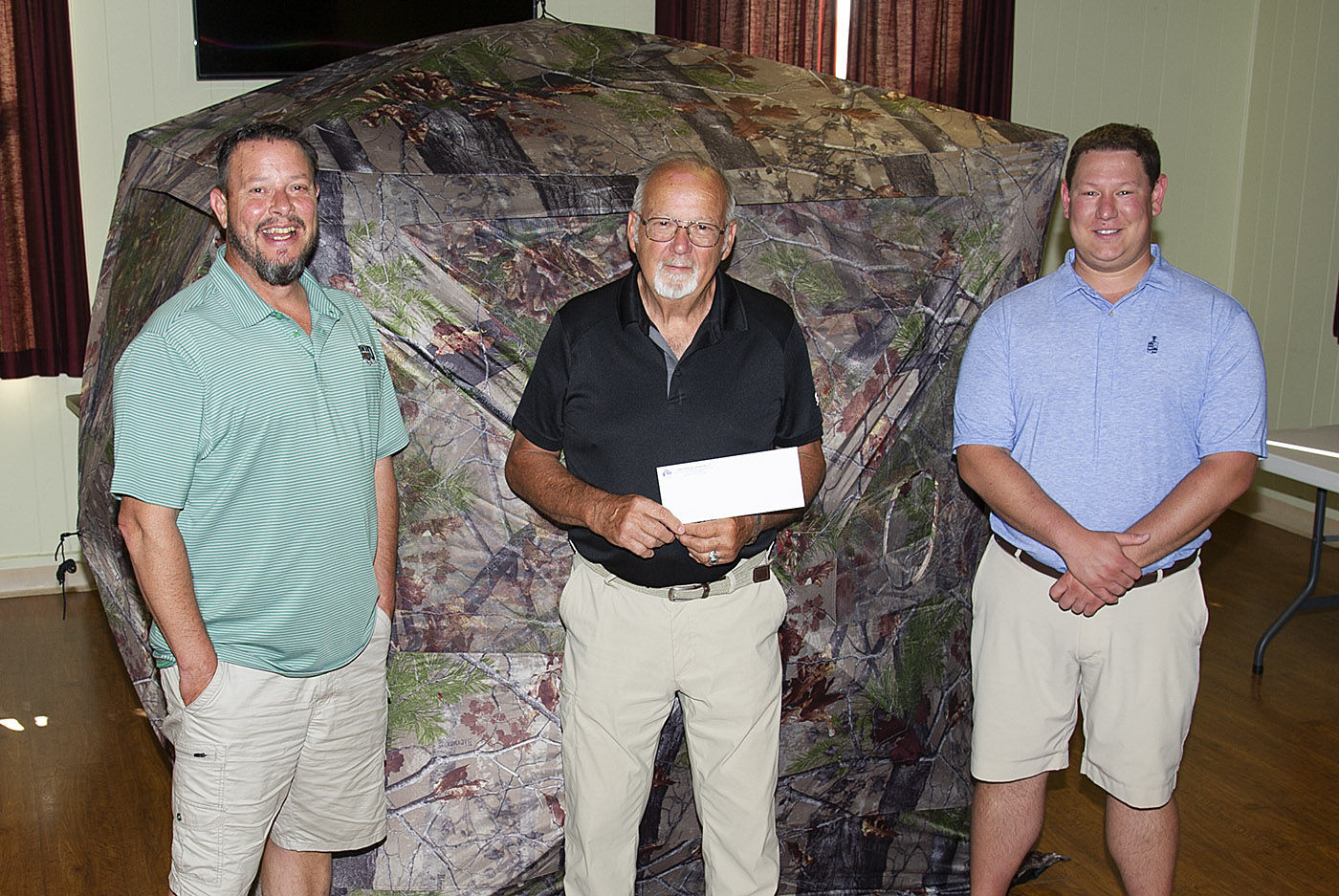 Elks donate to veterans hunt